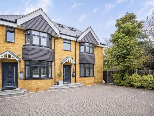 Flat for sale in New Malden, Greater London