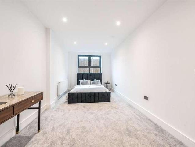 Flat for sale in Pinner, Eastcote