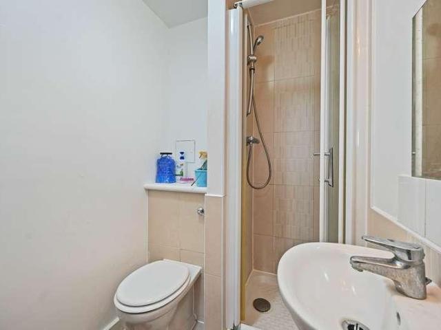 Flat for sale in Hatch End, Greater London