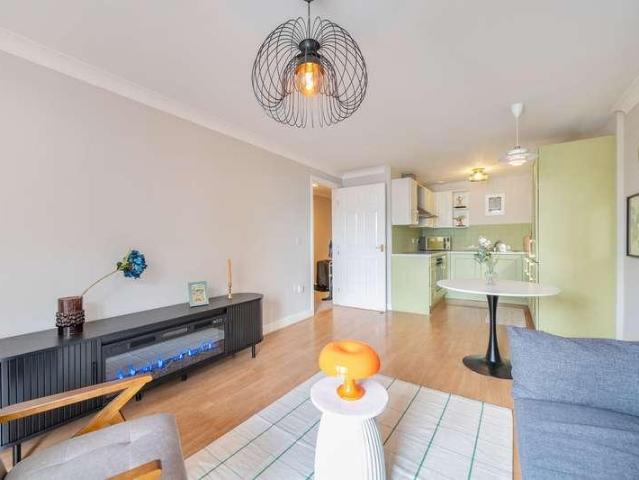 Flat for sale in Bromley-by-Bow, Bow
