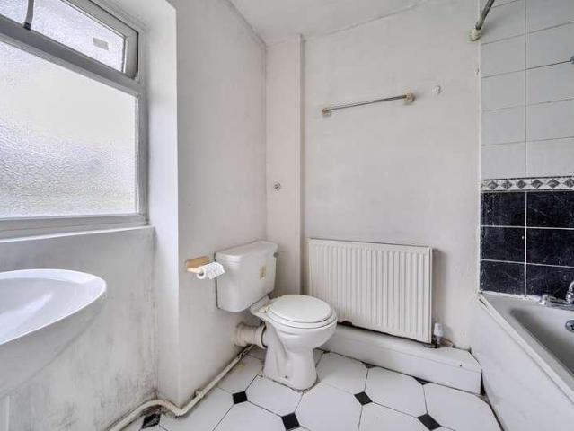 Flat for sale in Kingsbury, Greater London