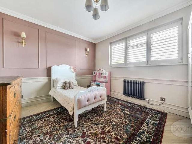 Flat for sale in Fole, Surrey