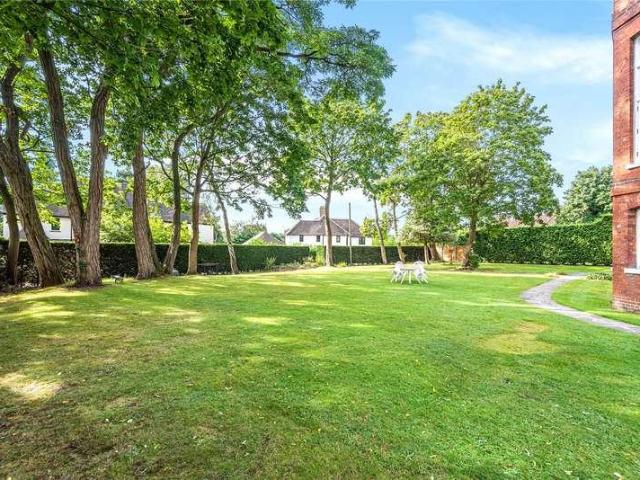 Flat for sale in Woking, Surrey