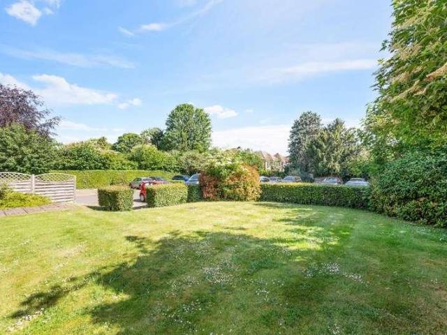 Flat for sale in Ewell, Surrey