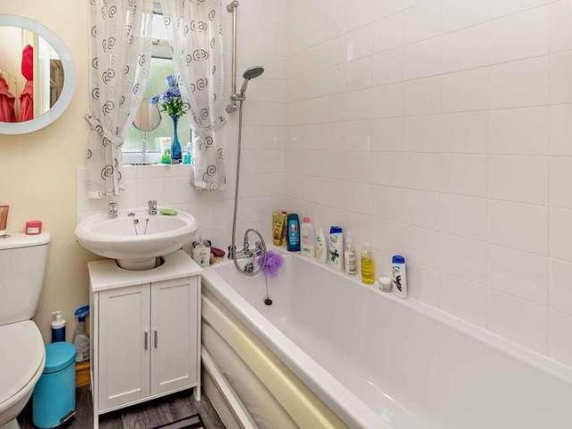 Flat for sale in Rhodes, Burnedge