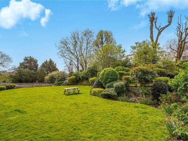 Flat for sale in Shepherd's Hill, Greater London