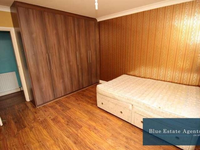 Flat for sale in London Borough of Hounslow, Greater London