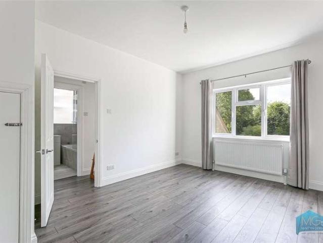Flat for sale in East Barnet, Greater London