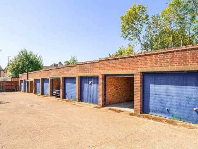 Flat for sale in Northwood, Greater London