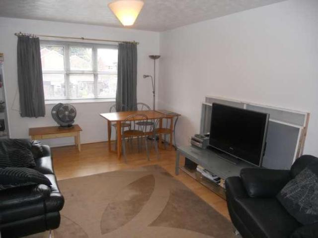 Flat for sale in E6, London