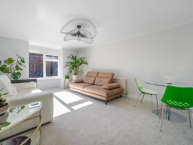 Flat for sale in Lunnon, Buckinghamshire