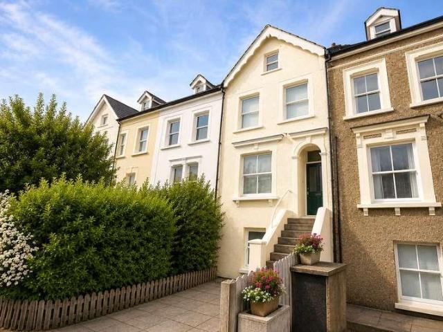 Flat for sale in London Borough of Croydon, Addiscombe