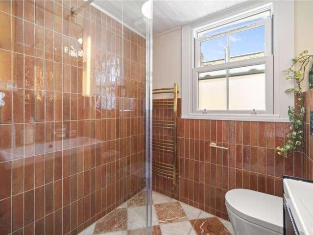 Flat for sale in Upper Tooting, Greater London