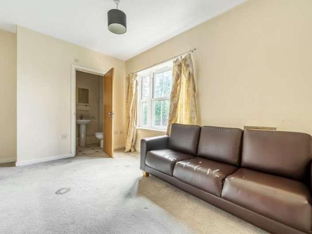 Flat for sale in Newbury Park, Greater London