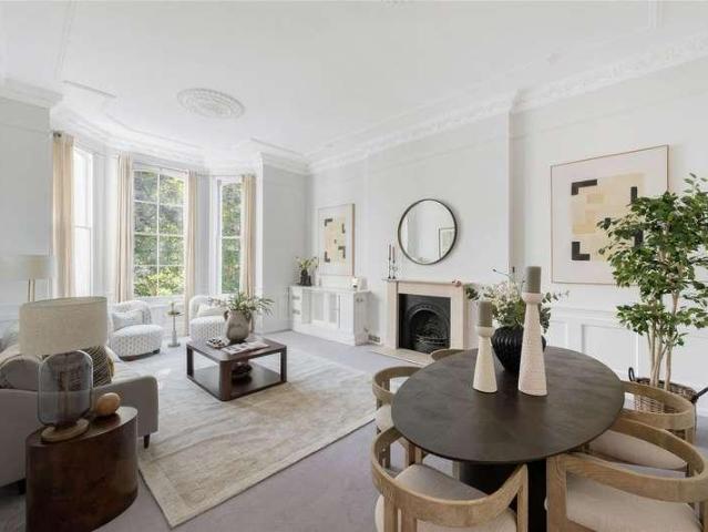 Flat for sale in Earl's Court, Greater London