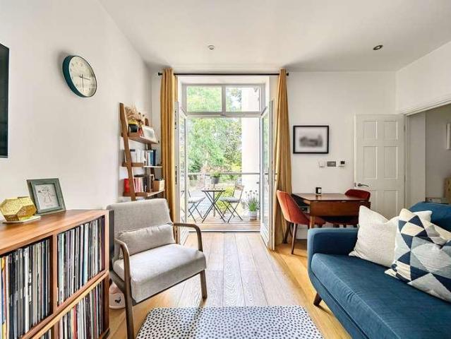 Flat for sale in Surbiton, Greater London