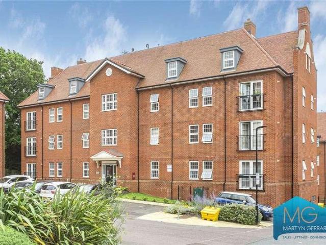 Flat for sale in High Barnet, Greater London