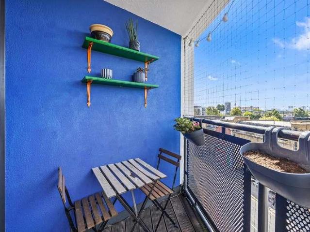 Flat for sale in North Kensington, Greater London