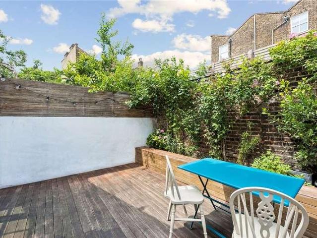 Flat for sale in Stoke Newington, Greater London
