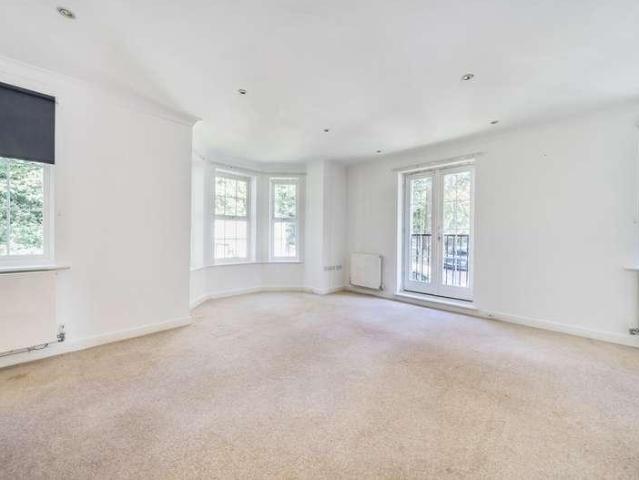 Flat for sale in Harrow Weald, Greater London