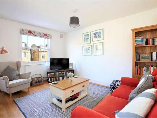 Flat for sale in Brownswood Park, Stoke Newington