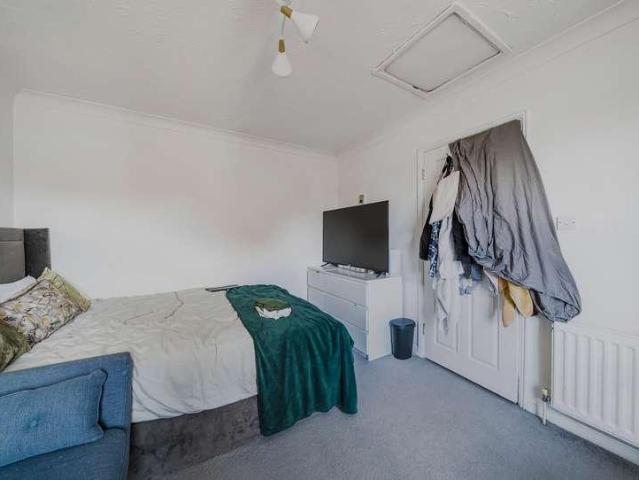 Flat for sale in London Borough of Merton, Collier's Wood