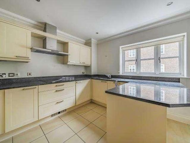Flat for sale in Sunningdale