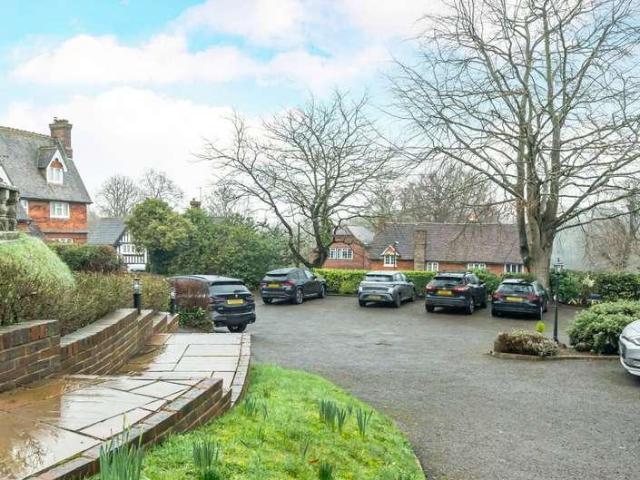 Flat for sale in Witley, Fole