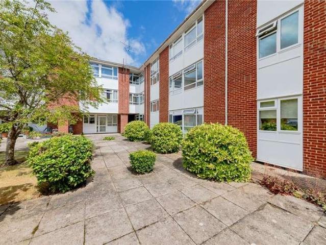 Flat for sale in Emmbrook, Wokingham