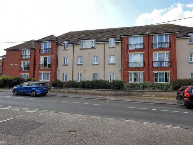 Flat for sale in Chipping Hill, Essex