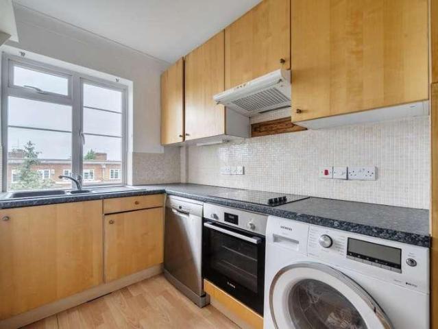 Flat for sale in North Sheen, Greater London