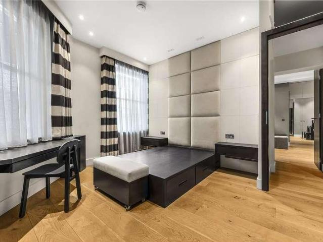 Flat for sale in Saint Giles, Bloomsbury
