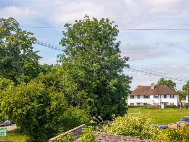 Flat for sale in Red Hill, Surrey