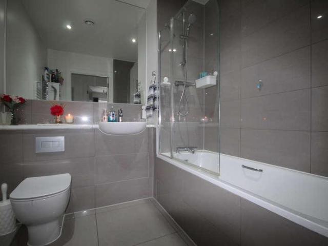 Flat for sale in Lane, Greater London