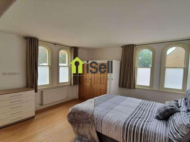 Flat for sale in Northampton, Northamptonshire