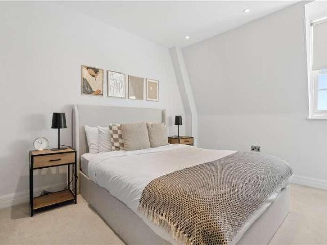 Flat for sale in London Borough of Hounslow, Strand