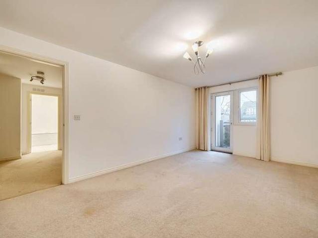 Flat for sale in Carshalton Beeches, Greater London