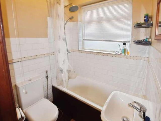 Flat for sale in London Borough of Merton, Collier's Wood