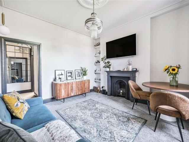 Flat for sale in Surbiton, Surbiton