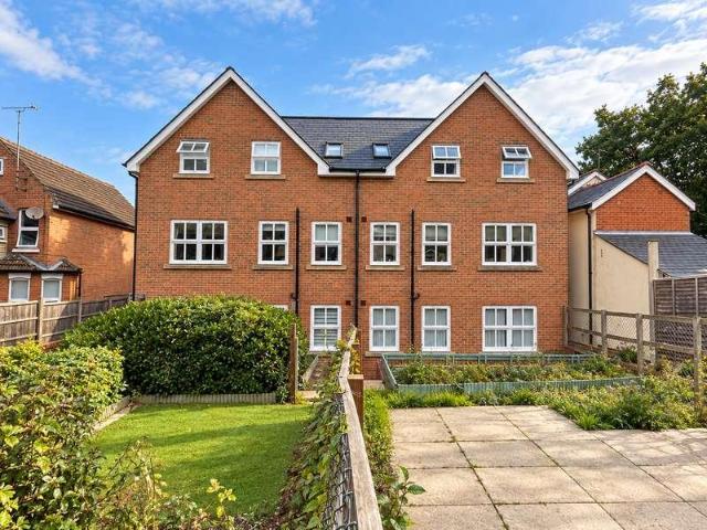 Flat for sale in South Farnborough, Rushmoor