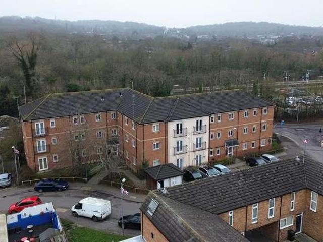 Flat for sale in Laindon, Essex
