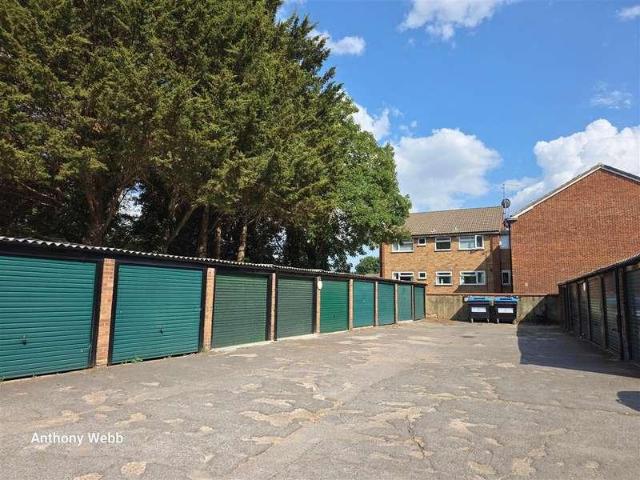 Flat for sale in Southgate, Greater London