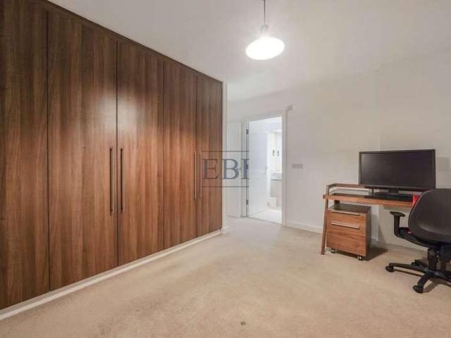 Flat for sale in Isle Of Dogs, Greater London
