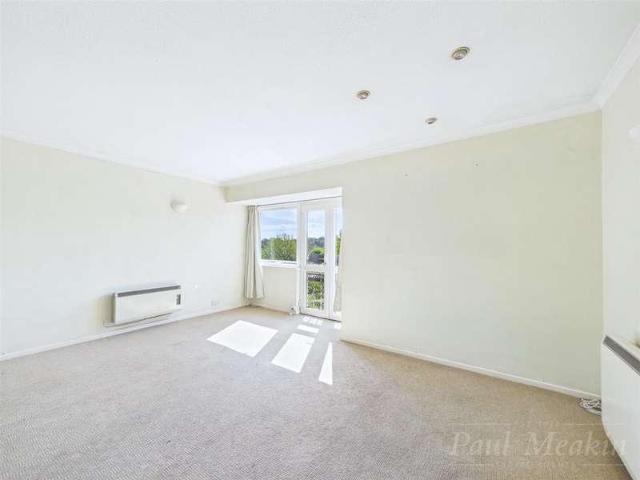 Flat for sale in London Borough of Croydon, Forestdale