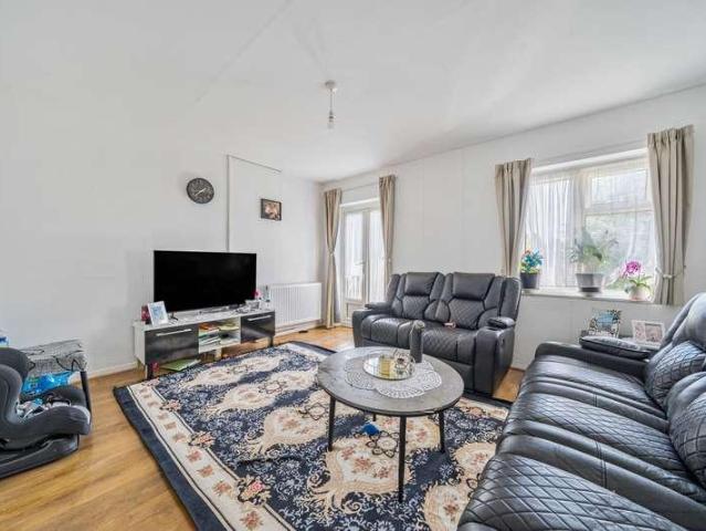 Flat for sale in Pinner, Pinner