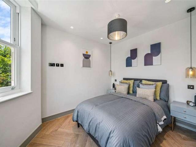 Flat for sale in Balham, Greater London