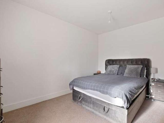 Flat for sale in Lane, Greater London