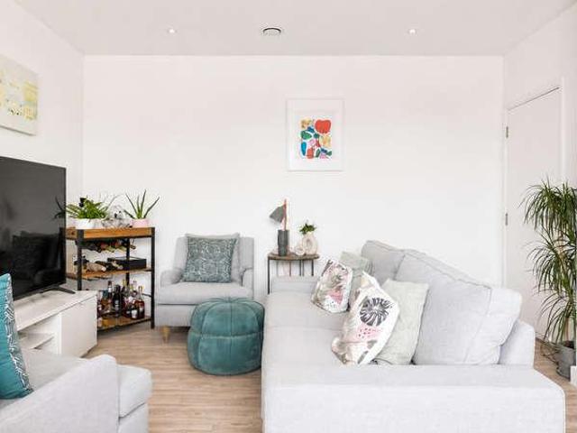 Flat for sale in Harlesden, Greater London