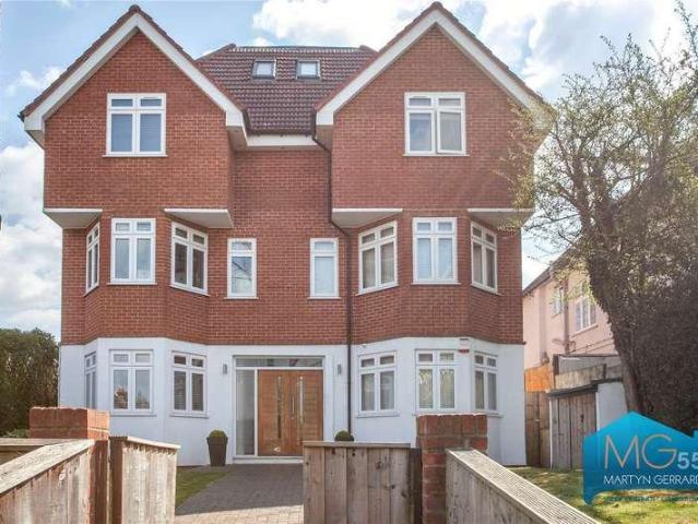 Flat for sale in North Finchley, Greater London