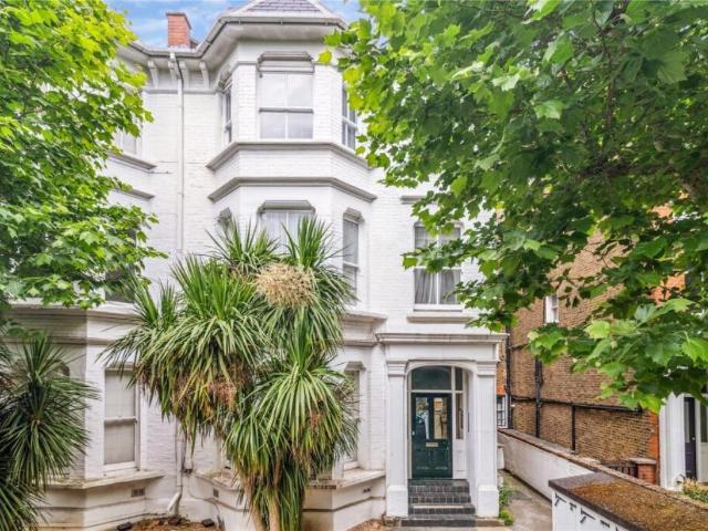 Flat for sale in North Kensington, Greater London
